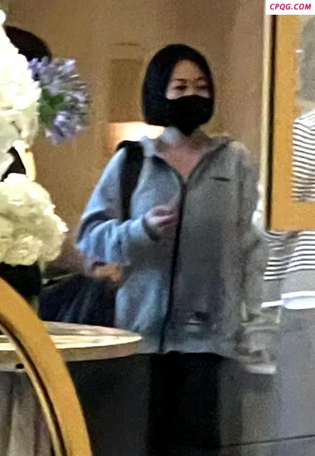 曝小S状态极差瘦到衣服撑不住 现身韩国情绪低落