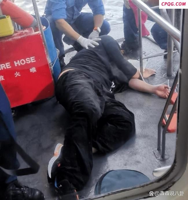 姜涛坠海获救现场：浑身湿透被抬走，经纪人澄清非自杀