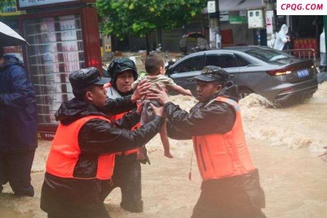 贵州武警官兵驰援榕江转移受灾群众