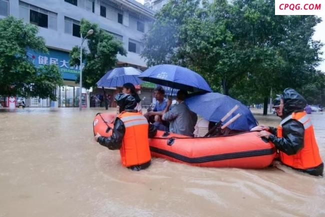贵州武警官兵驰援榕江转移受灾群众 连夜奋战抗洪救灾