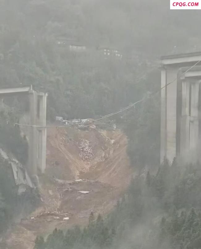 贵州高速桥因持续强降雨垮塌
