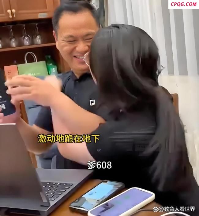 女生高考724分爸爸激动到尖叫 查分名场面触动人心