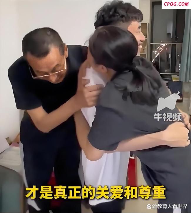 女生高考724分爸爸激动到尖叫 查分名场面触动人心