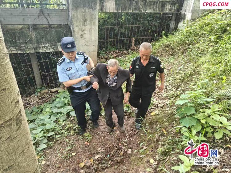 重庆永川：老人不慎摔下堡坎 民警暖心救助脱险