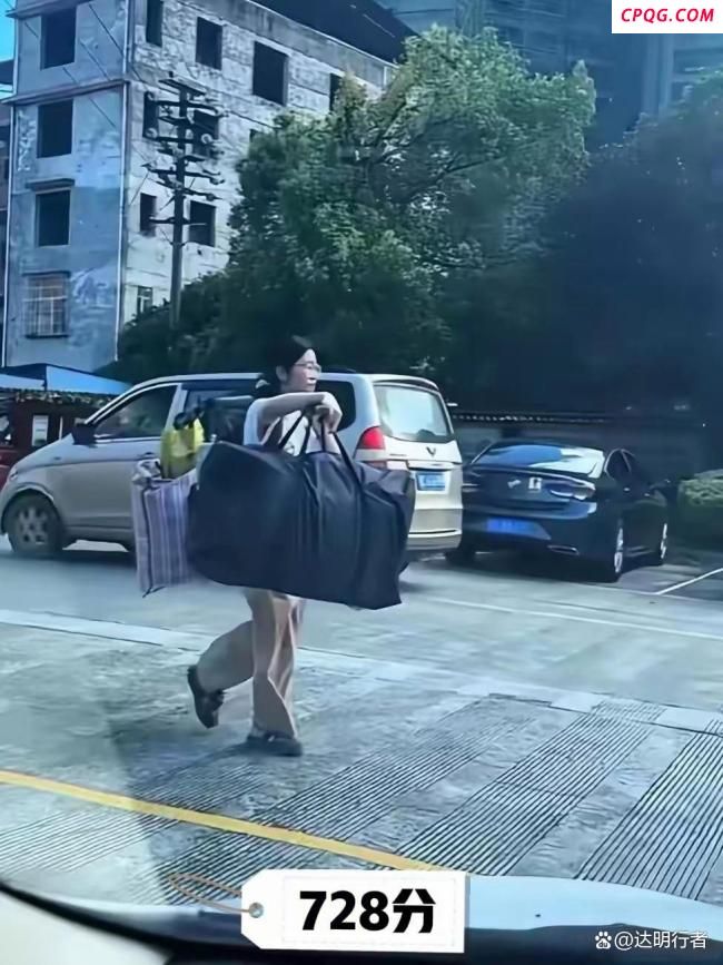 高考成绩公布 扁担女孩成绩受关注