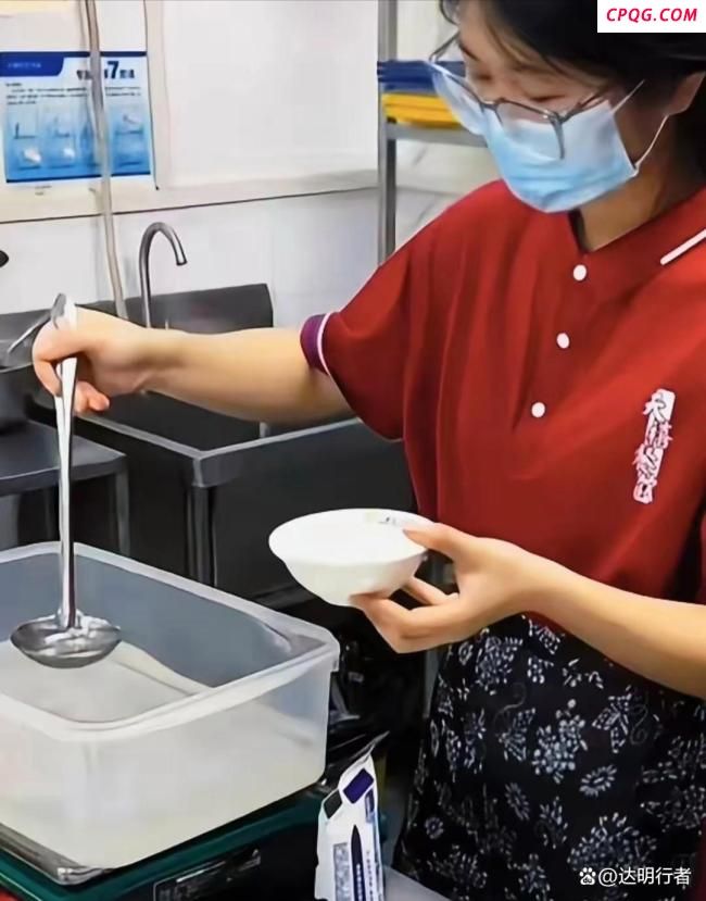 高考成绩公布 扁担女孩成绩受关注 担当比分数更耀眼