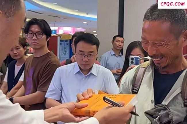 媒体评建筑工人参加图书签售活动