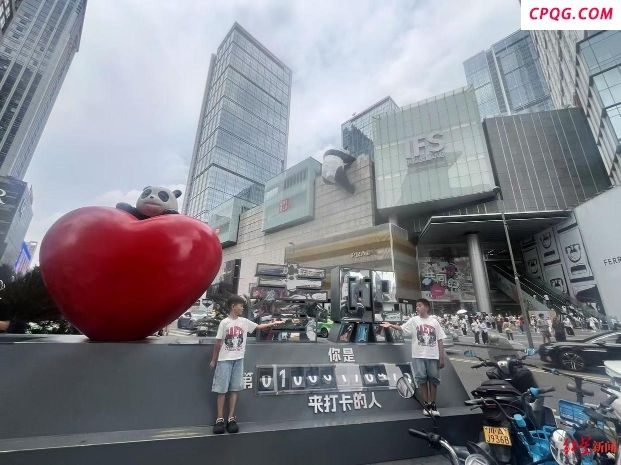 成都入选暑期热门城市榜单 泰国游客组团来避暑