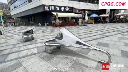 成都一广场座椅夏天烫屁股被吐槽