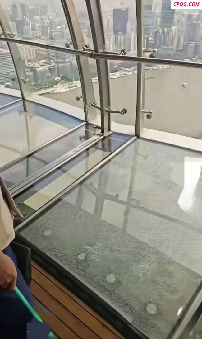 东方明珠全透明观光廊玻璃开裂