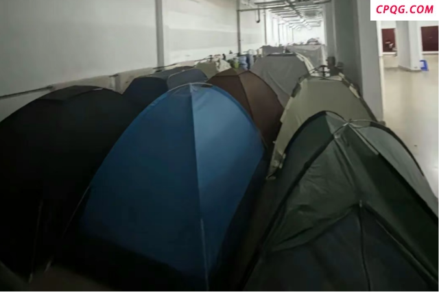 学校回应宿舍太热学生打地铺 高温催生避暑妙招