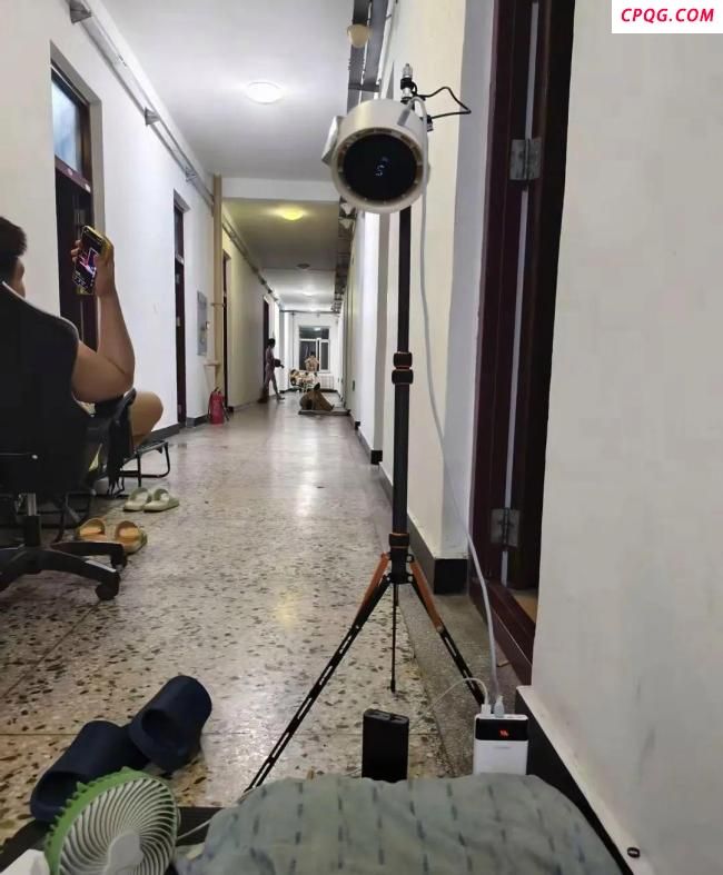 哈尔滨高校回应学生在走廊打地铺 高温致宿舍难耐