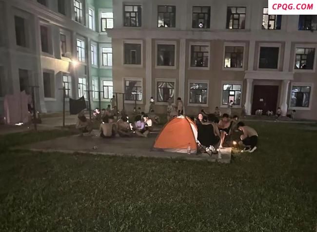 哈尔滨高校回应学生在走廊打地铺