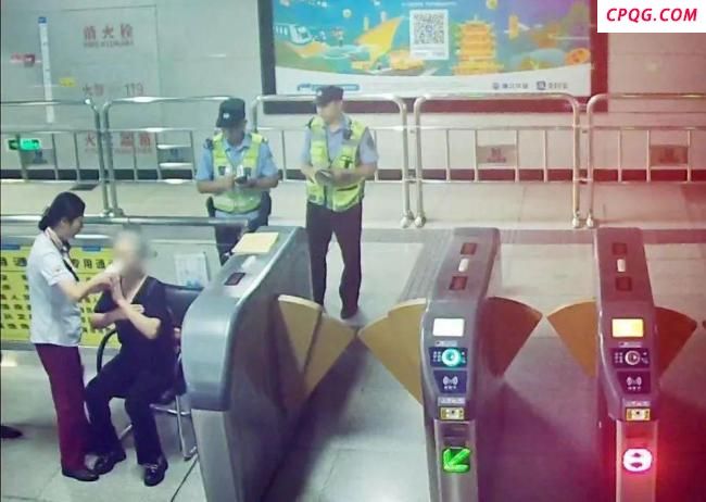 老人突发呼吸困难 一张白纸化险为夷 地铁站暖心救援