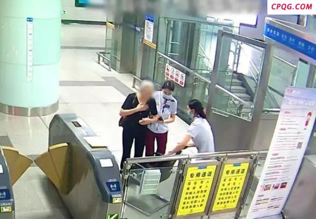 老人突发呼吸困难 一张白纸化险为夷 地铁站暖心救援