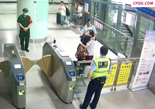 老人突发呼吸困难 一张白纸化险为夷 地铁站暖心救援