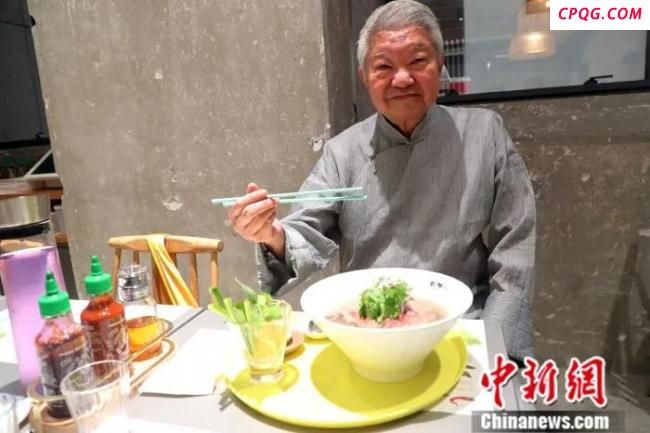 蔡澜：把痛苦一脚踢到大海里 传奇一生落幕