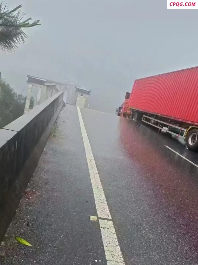 贵州一地发生山体滑坡致多车被掩埋 持续强降雨引发