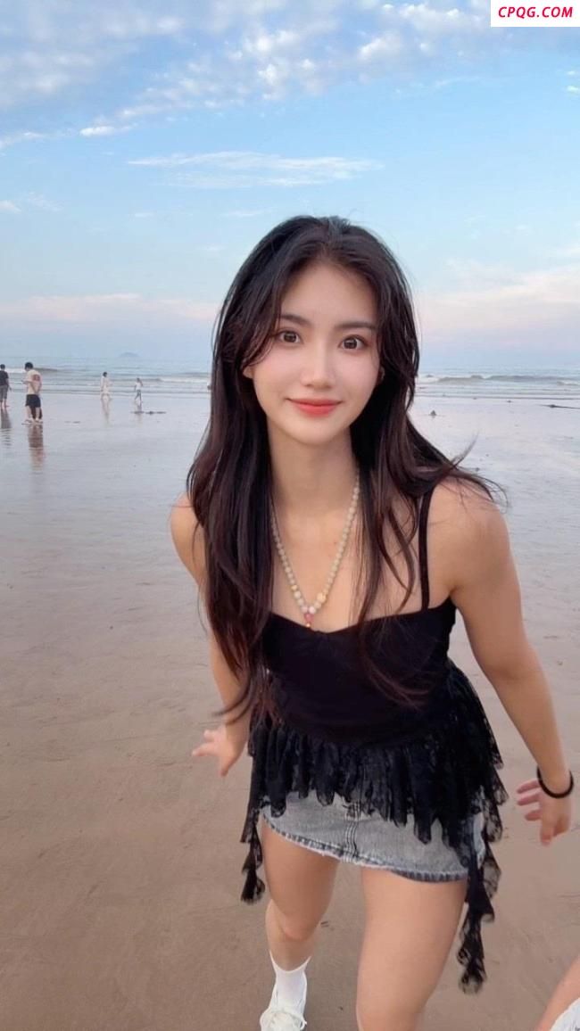 夏思凝晒多张海边度假照