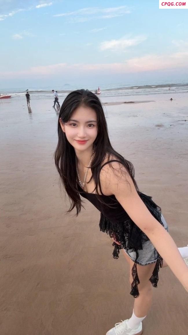 夏思凝晒多张海边度假照 快乐至上