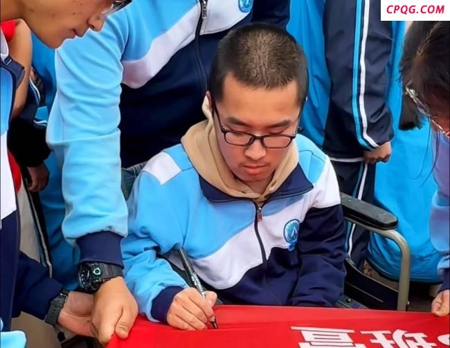 父亲背了12年的肌无力少年高考624分 12年风雨无阻