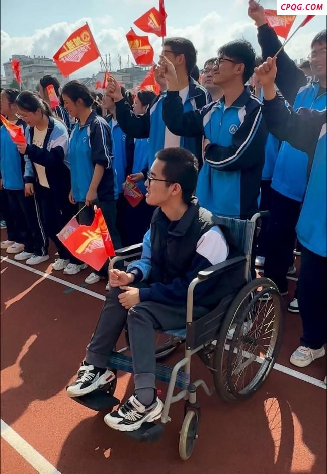 父亲背了12年的肌无力少年高考624分 12年风雨无阻