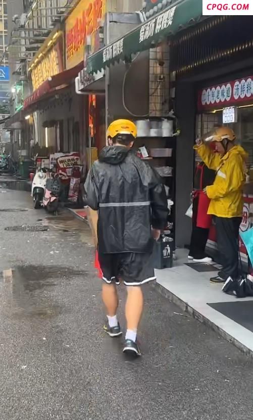 运动员高考完送外卖挣钱买贝斯：自力更生追梦音乐