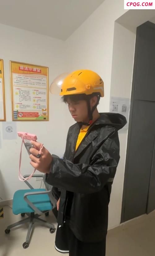 运动员高考完送外 卖挣钱买贝斯