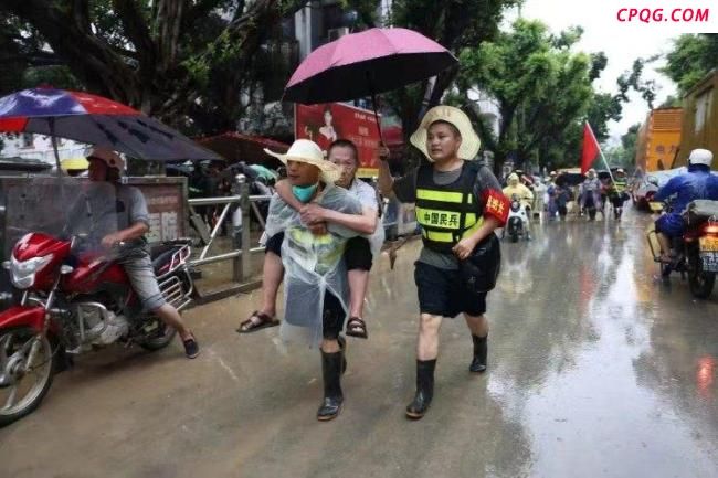 榕江村超球场第二次被淹后重新清淤 灾后重建紧锣密鼓