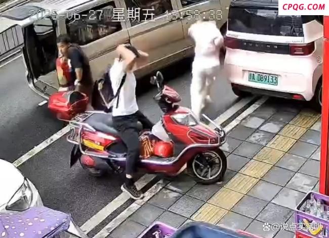 贵阳有人高空抛两把菜刀