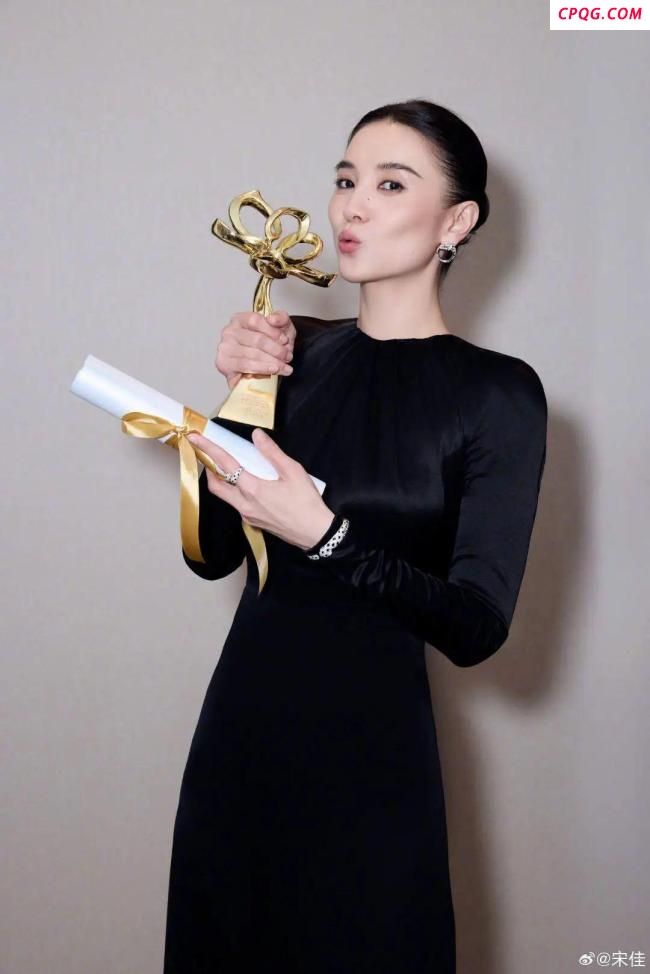 宋佳获奖后发文：恭喜1米73大美女 亲吻奖杯庆祝视后桂冠