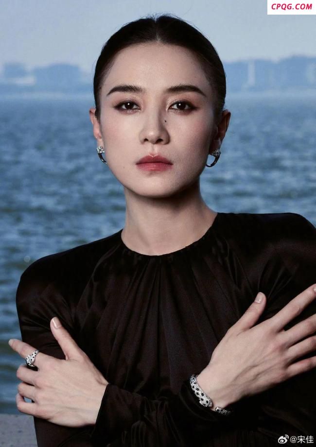 宋佳获奖后发文：恭喜1米73大美女 亲吻奖杯庆祝视后桂冠