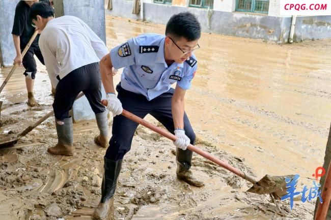 广东支教民警退票留在广西抗洪救灾