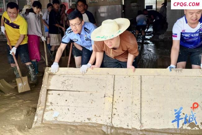 广东支教民警退票留在广西抗洪救灾 警察蓝闪耀灾区