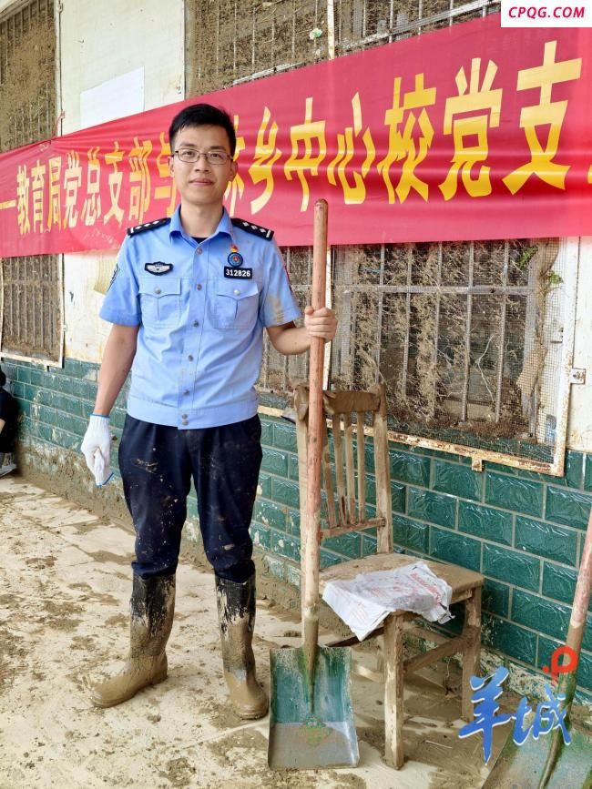 广东支教民警退票留在广西抗洪救灾 警察蓝闪耀灾区
