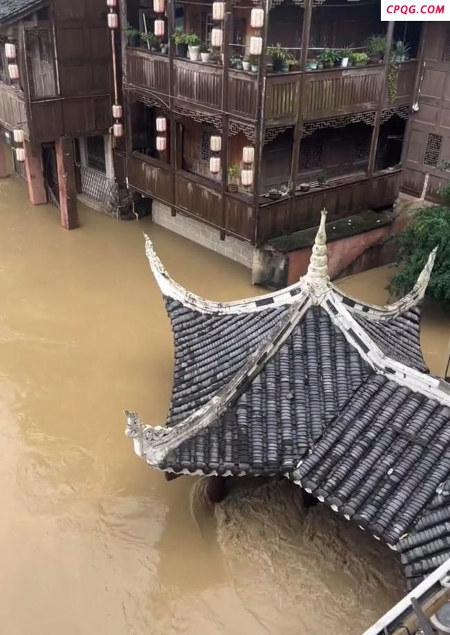 贵州凯里下司古镇景区被淹 洪水致临时闭园