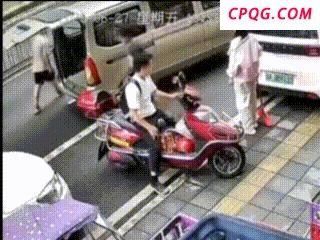 两把菜刀从天而降 警方已介入