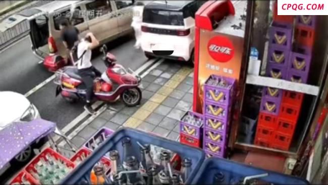 两把菜刀从天而降 警方已介入 高空抛物险酿祸