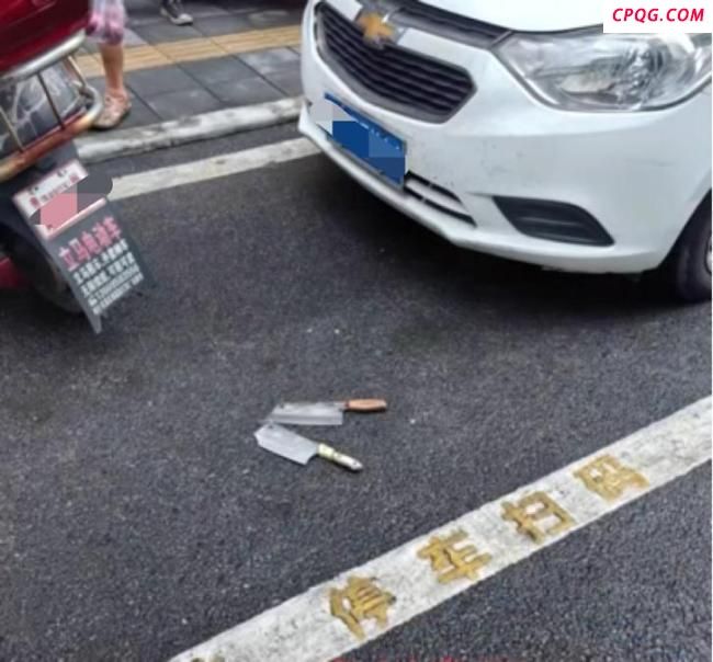 两把菜刀从天而降 警方已介入 高空抛物险酿祸