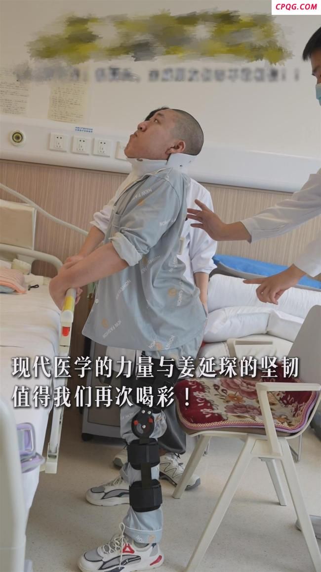 00后“折叠男孩”4次手术后终能直立
