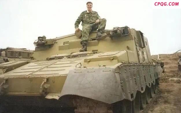俄军将乌军遗弃美制步兵战车拖回后方!