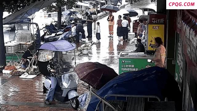 5岁女孩街头敲警车求助 母女获特警及时援助