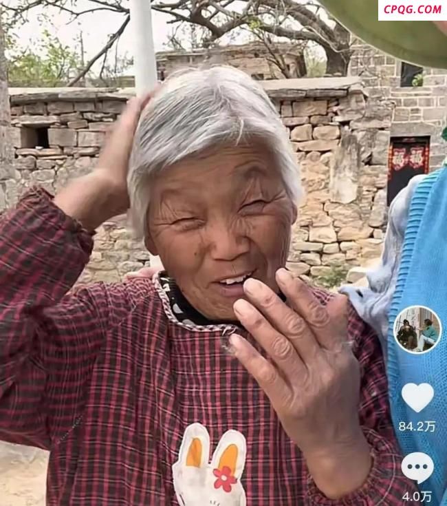 98年姑娘李福贵乡村卖货走红 全村人的牵挂