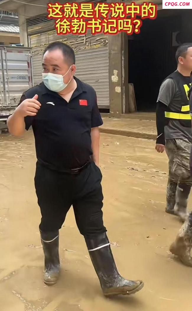 榕江副县长满身泥泞席地休息 抗洪救灾获赞