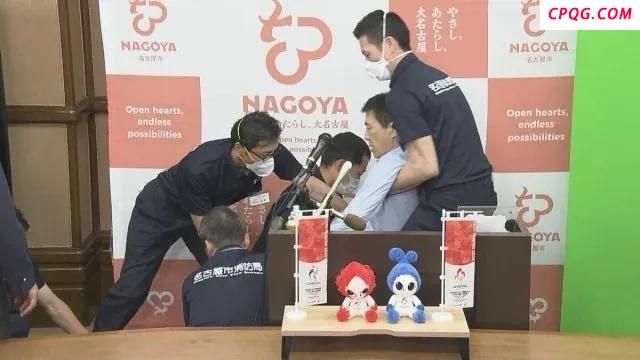 日市长记者会上被质询时晕倒