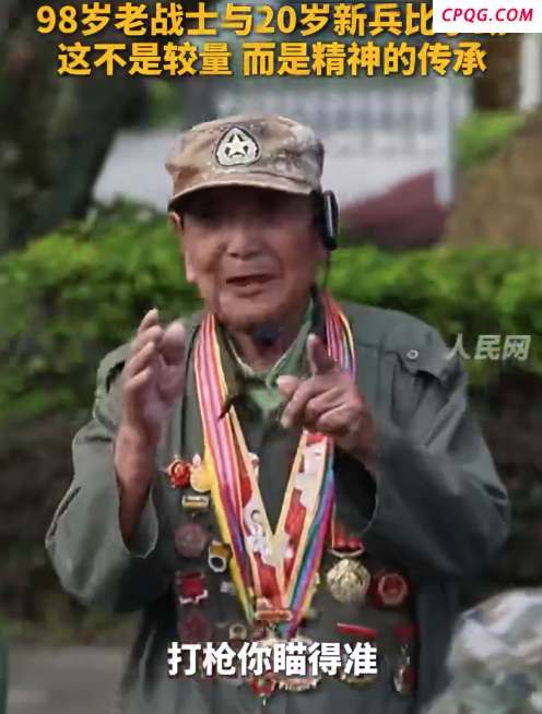 98岁老战士和20岁新兵比手劲 网友：这不是较量是精神的传承