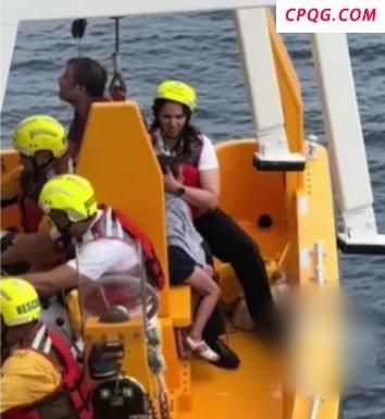 男子邮轮跳海救女后获救 英雄父亲赢得欢呼