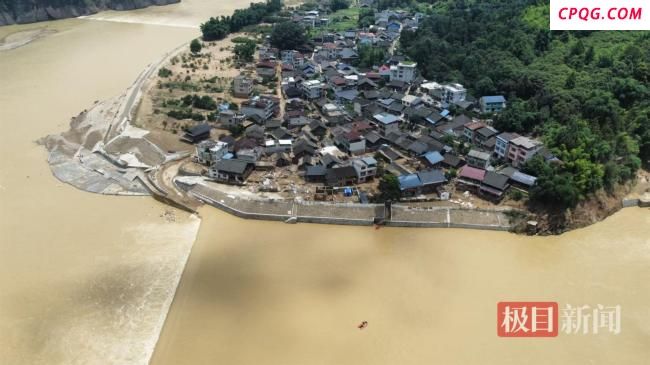 榕江“孤岛村”400名村民被困数日 救援队紧急运送物资