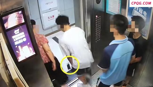 大妈抢行致小伙手机掉入电梯缝隙