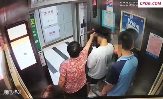 大妈抢行致小伙手机掉入电梯缝隙 年轻小伙碰瓷老年人？